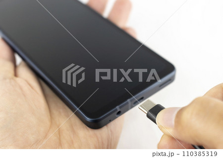 スマホにUSBケーブルを接続する手元 110385319