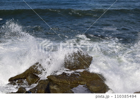 日本海の荒波 山形県庄内 日本海の荒波 山形県庄内 110385494