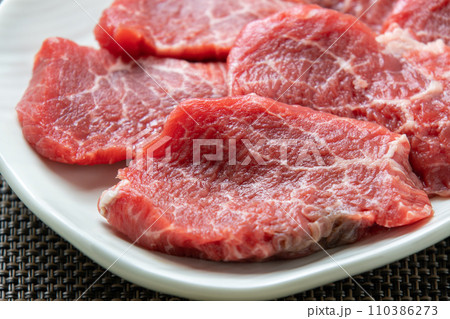 牛肉(モモ焼肉用)。 牛肉(モモ焼肉用)。 110386273