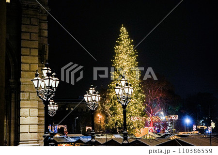 ヨーロッパのクリスマスマーケットの景色 ヨーロッパのクリスマスマーケットの景色 110386559