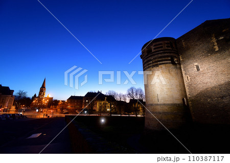 フランス、アンジェ。アンジェ城の夜景。2023年12月28日撮影。 110387117