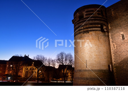 フランス、アンジェ。アンジェ城の夜景。2023年12月28日撮影。 110387118