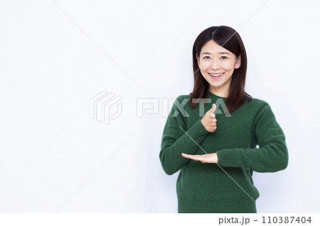 手話でありがとうと伝えている40代の女性 手話でありがとうと伝えている40代の女性 110387404