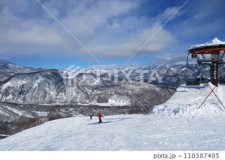 白馬八方尾根スキー場から山々を眺める（日本 長野県北安曇郡白馬村） 110387405