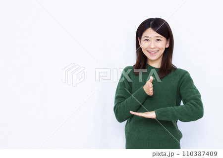 手話でありがとうと伝えている40代の女性 110387409