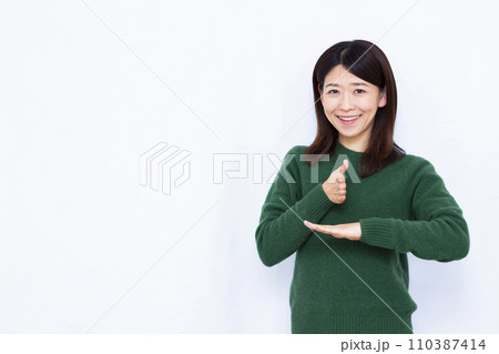 手話でありがとうと伝えている40代の女性 110387414