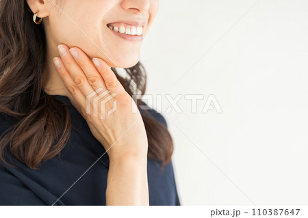 保湿を実感しているミドル女性。（パーツモデル） 110387647