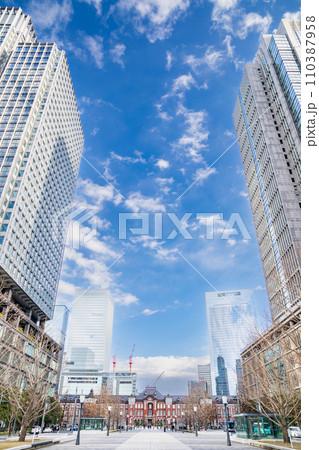 「東京都」行幸通りから見た東京駅舎 「東京都」行幸通りから見た東京駅舎 110387958