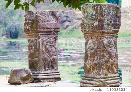 アンコールワット遺跡　ガルーダのレリーフ石柱 110388034