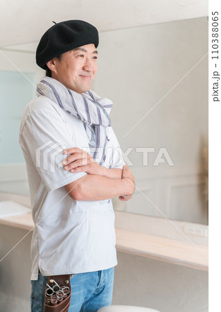 美容師・スタイリスト・アパレル系の仕事をするおしゃれな男性 美容師・スタイリスト・アパレル系の仕事をするおしゃれな男性 110388065