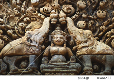 バンテアイ・スレイ遺跡　レリーフ　像の聖水 110388211