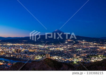 （静岡県）沼津の街灯りと富士山　夕景 110388215