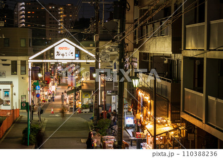 「東京都」夜の谷中銀座商店街　台東区 110388236