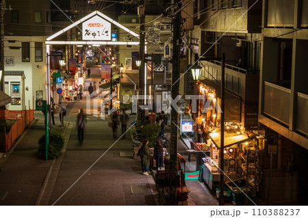 「東京都」夜の谷中銀座商店街 台東区 「東京都」夜の谷中銀座商店街 台東区 110388237