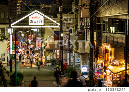 「東京都」夜の谷中銀座商店街 台東区 「東京都」夜の谷中銀座商店街 台東区 110388245