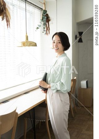 黒髪ショートボブの女性のポートレート 110389280