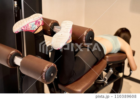 レッグカールで足を鍛える女性 110389608