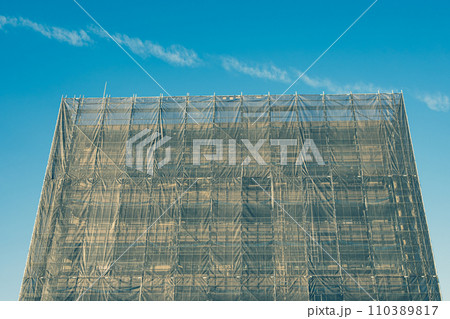 マンションの大規模修繕工事 養生幕と足場 暖色寒色強調 マンションの大規模修繕工事 養生幕と足場 暖色寒色強調 110389817