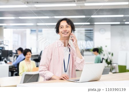 オフィスで電話するエンジニアの男性 110390139