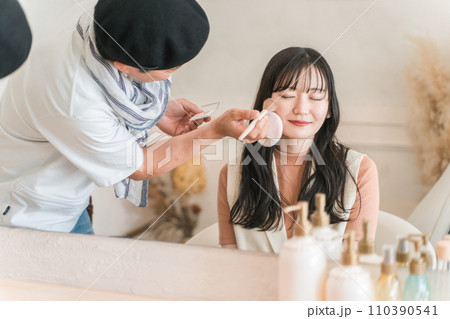 ヘアメイク・メイクアップアーティストからメイクされる女優・モデル・タレント・アイドルの女性(チーク) ヘアメイク・メイクアップアーティストからメイクされる女優・モデル・タレント・アイドルの女性(チーク) 110390541
