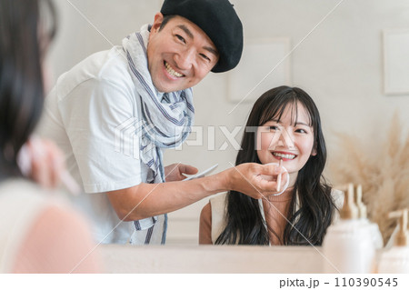 ヘアメイク・メイクアップアーティストからメイクされる女優・モデル・タレント・アイドルの女性 ヘアメイク・メイクアップアーティストからメイクされる女優・モデル・タレント・アイドルの女性 110390545