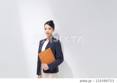 ファイルを持つビジネスウーマン ファイルを持つビジネスウーマン 110390723
