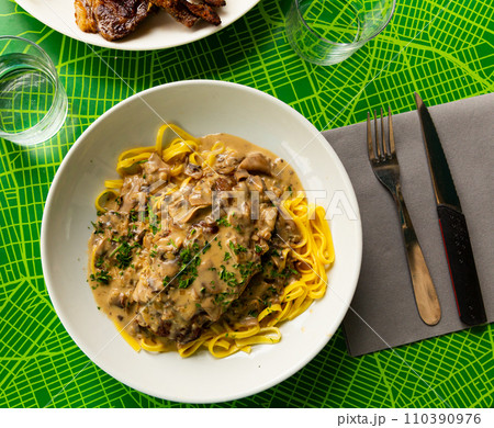 Top view of pork ribs with mushroom sauce and linguine 110390976