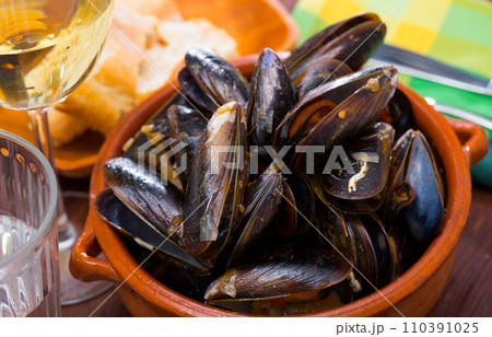 Gourmet steamed mussels Gourmet steamed mussels 110391025