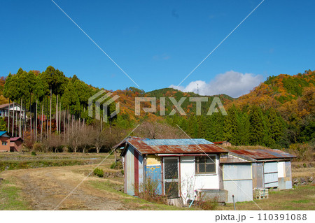 里山の田んぼの物置小屋と青い空 里山の田んぼの物置小屋と青い空 110391088