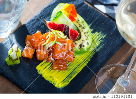 Raw tuna tartare 110391101