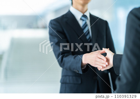 ビジネスマン　ビジネスイメージ　ビジネス　オフィス　仕事　会社　会社員　サラリーマン 110391329