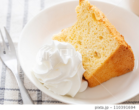 クリームを添えたシフォンケーキ クリームを添えたシフォンケーキ 110391694