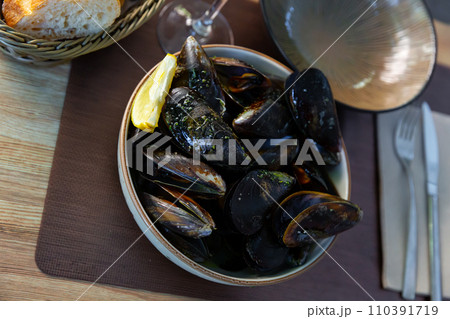 Mussels served with green sauce 110391719