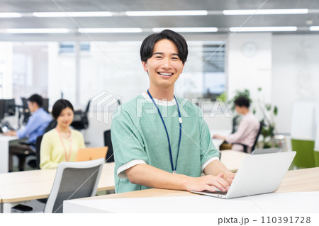 オフィスで働く若い男性のエンジニア オフィスで働く若い男性のエンジニア 110391728