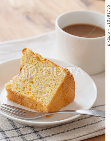 ホットコーヒーとシフォンケーキ ホットコーヒーとシフォンケーキ 110391735