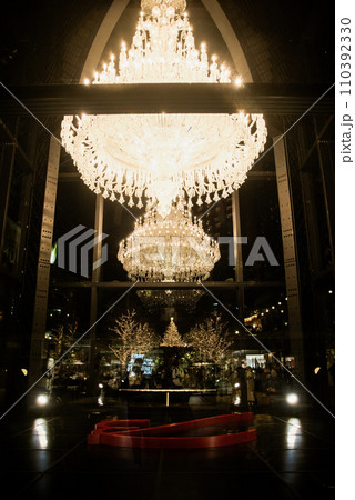 恵比寿ガーデンプレース・センター広場でクリスマスに灯される世界最大級のバカラのシャンデリア 110392330