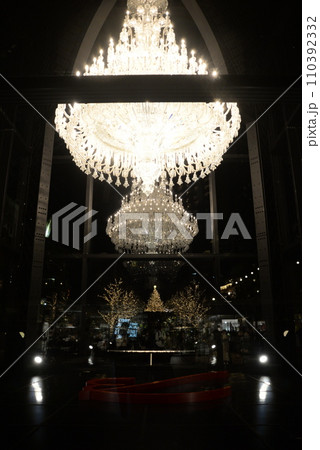 恵比寿ガーデンプレース・センター広場でクリスマスに灯される世界最大級のバカラのシャンデリア 110392332
