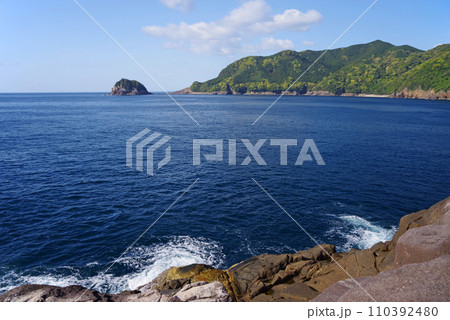 《熊野・楯ヶ崎》千畳敷と熊野灘の海岸風景 110392480