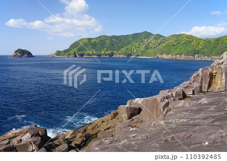 《熊野・楯ヶ崎》千畳敷と熊野灘の海岸風景 110392485
