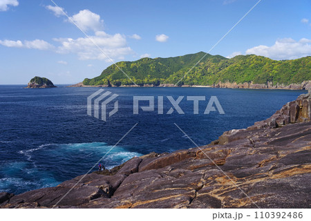 《熊野・楯ヶ崎》千畳敷と熊野灘の海岸風景 110392486