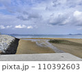 堤防から見た冬の海岸と海と空の風景 110392603