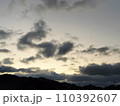 曇り空に浮かぶ雲と元旦の朝日の出の風景 110392607
