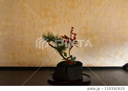 和室に飾られたお正月アレンジの花 110392620