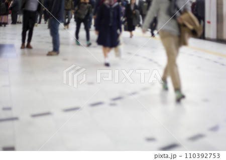駅構内の通勤客　ボケ表現 110392753