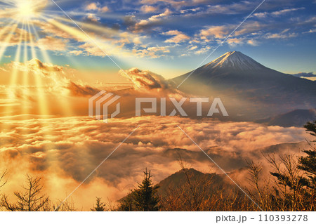新道峠から雲海と富士山の絶景 新道峠から雲海と富士山の絶景 110393278