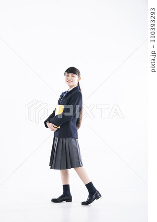 女子中学生　ポートレート　白バック　女の子　中学生　カメラ目線 110393293