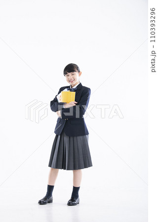 女子中学生 ポートレート 白バック 女の子 中学生 カメラ目線 女子中学生 ポートレート 白バック 女の子 中学生 カメラ目線 110393296
