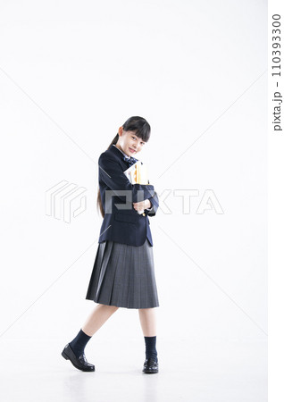 女子中学生 ポートレート 白バック 女の子 中学生 カメラ目線 女子中学生 ポートレート 白バック 女の子 中学生 カメラ目線 110393300