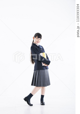 女子中学生　ポートレート　白バック　女の子　中学生　カメラ目線 110393304