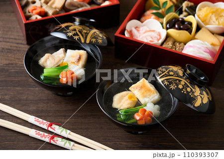 お雑煮とおせち料理 お雑煮とおせち料理 110393307